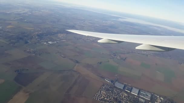 Repülés Közben Egy Repülőgép Ablakán Keresztül — Stock videók