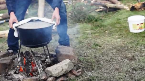 Matlagning Utomhus Iron Kittel — Stockvideo