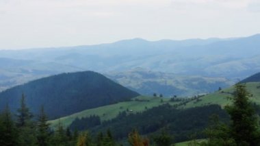 Bulutlu gökyüzü altında Carpatian Dağı