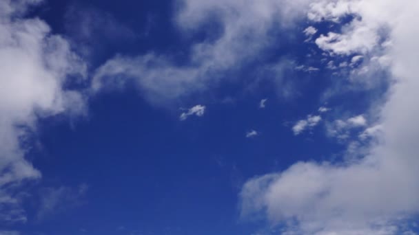 Hermosas Nubes Cirros Moviéndose Través Cielo Azul Verano — Vídeos de Stock