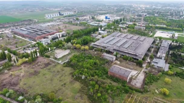 从空中到废弃工厂的鸟瞰图。废弃的建筑外部. — 图库视频影像