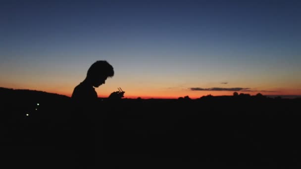 Uma silhueta de homem ao pôr-do-sol incrível . — Vídeo de Stock