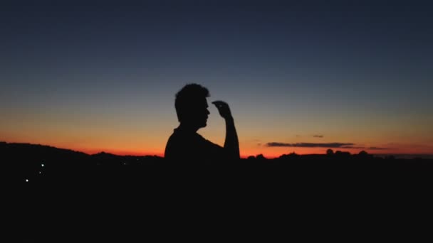 Una silueta de hombre al atardecer increíble . — Vídeos de Stock