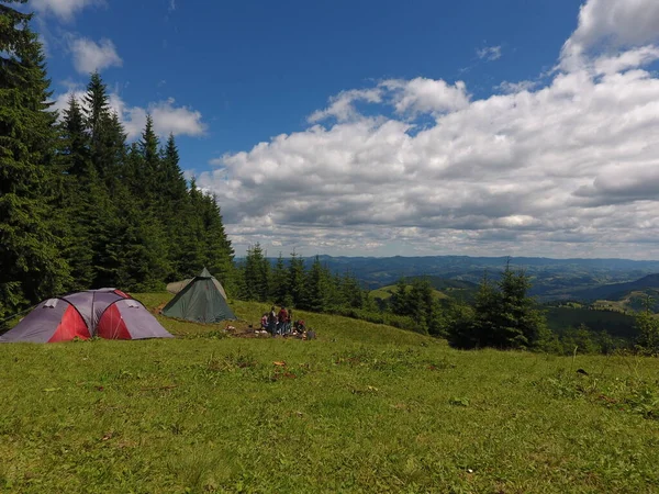 Bulutlu gökyüzü altında Carpatian Dağı