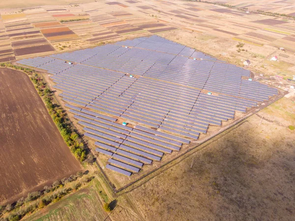 Güneş Panelleri 'nin hava görüntüsü Güneş ışığına sahip Çiftlik güneş hücresi.
