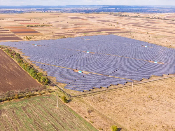 Güneş Panelleri 'nin hava görüntüsü Güneş ışığına sahip Çiftlik güneş hücresi.