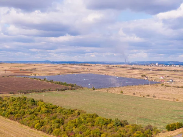 Güneş Panelleri 'nin hava görüntüsü Güneş ışığına sahip Çiftlik güneş hücresi.