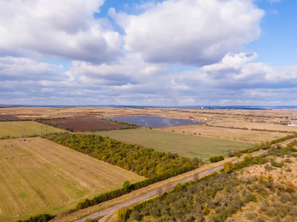 Güneş Panelleri 'nin hava görüntüsü Güneş ışığına sahip Çiftlik güneş hücresi.