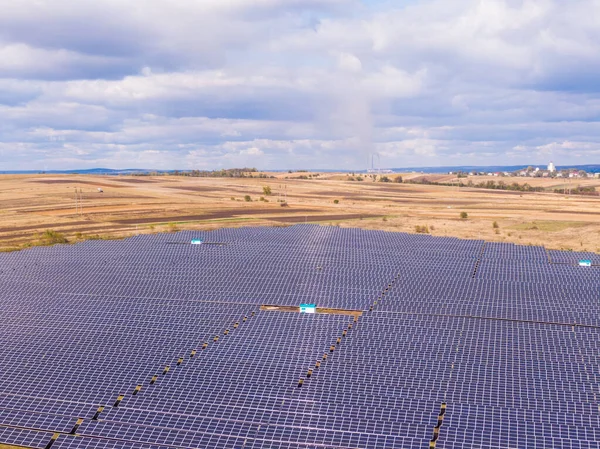 Güneş Panelleri 'nin hava görüntüsü Güneş ışığına sahip Çiftlik güneş hücresi.