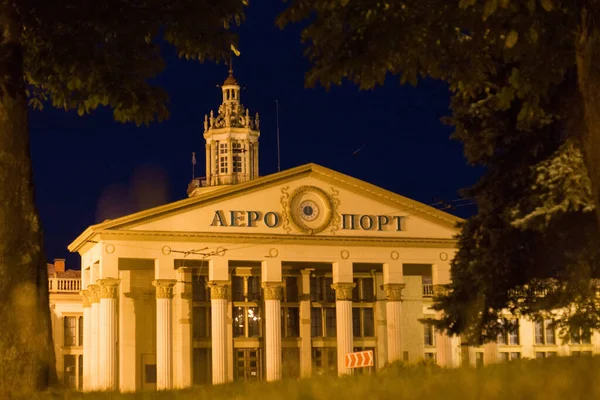 Gece havaalanı binasını vurdular.