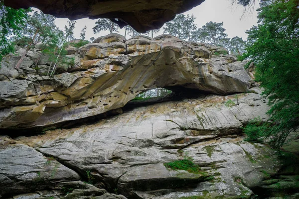 Orman ve kayalıklarla güzel manzaralar çektik.