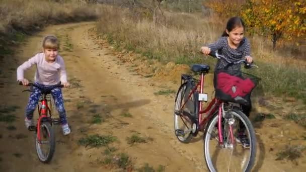 Niedliches Mädchen Mit Fahrt Ländlicher Landschaft 60P — Stockvideo