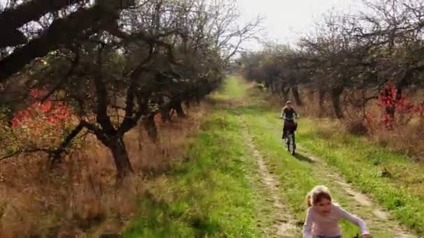 Drohnenabsturz Luftaufnahme Niedliche Mädchen Die Gemeinsam Ländlicher Landschaft Fahren — Stockvideo