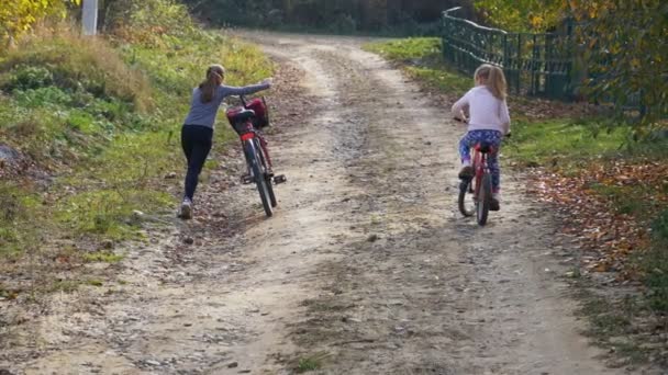 Slow Motion Filles Mignonnes Ayant Rouler Ensemble Dans Paysage Rural — Video