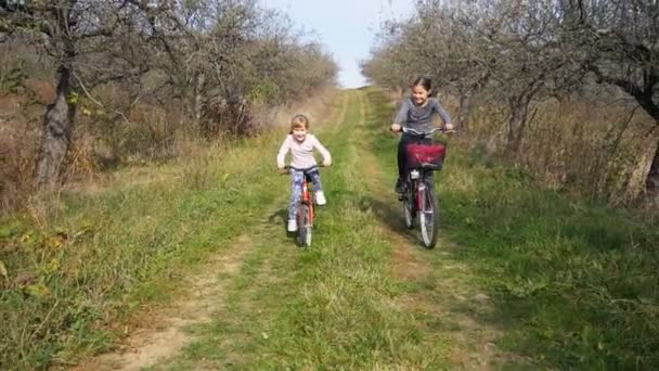 Αργή Κίνηση Χαριτωμένα Κορίτσια Που Έχουν Βόλτα Μαζί Στο Αγροτικό — Αρχείο Βίντεο