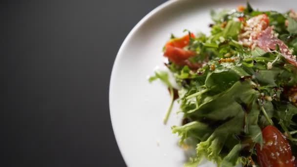 Крупним планом смачний салат — стокове відео