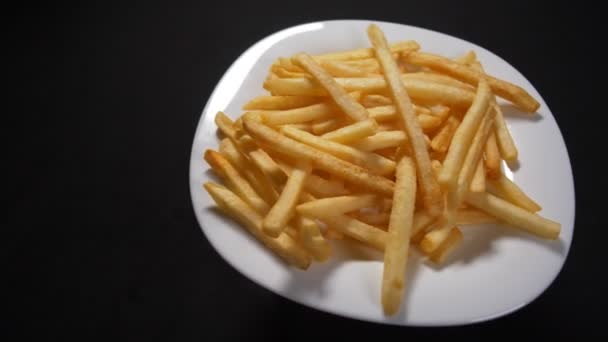 Jovem macho comendo batata frita assistindo filme na superfície branca