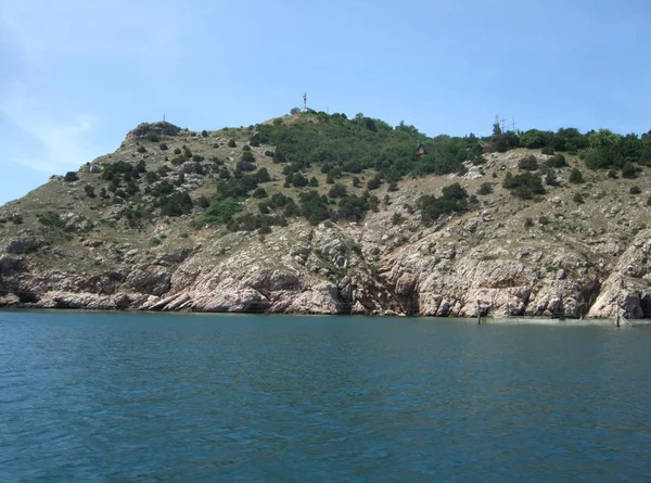 Litoral de mar com colinas e pedras na praia. Mar Negro . — Fotografia de Stock