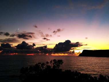 Deniz batımı. Sahil şeridine bak. Karadeniz. Sonbahar günü. Kırım