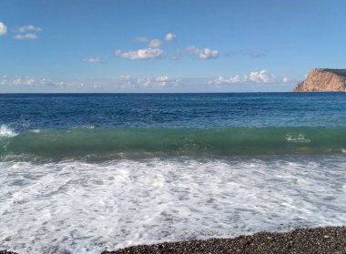 Kayalar ve taşlar sahilde denize sıfır sahil şeridi. Karadeniz. Crimea
