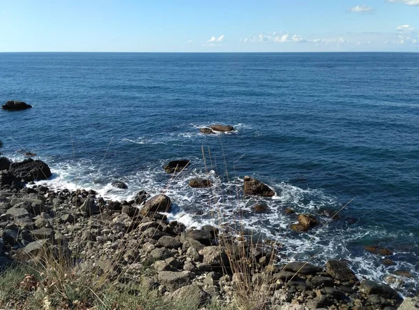 Kayalar ve taşlar sahilde denize sıfır sahil şeridi. Karadeniz. Crimea — Stok fotoğraf