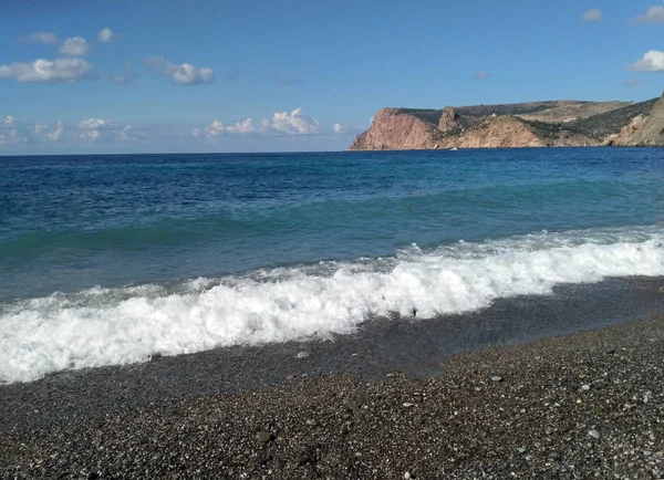 Tengerpart, tenger, sziklák és kövek a tengerparton. Fekete-tenger. Crimea — Stock Fotó