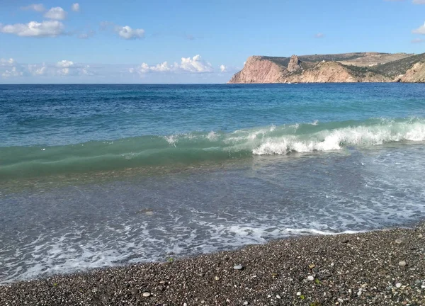 Tengerpart, tenger, sziklák és kövek a tengerparton. Fekete-tenger. Crimea — Stock Fotó