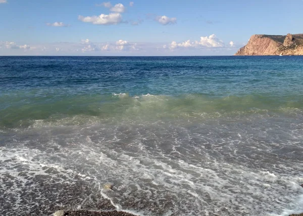바위와 돌 해변에서 바다의 해안선. 흑해입니다. 크리미아 — 스톡 사진