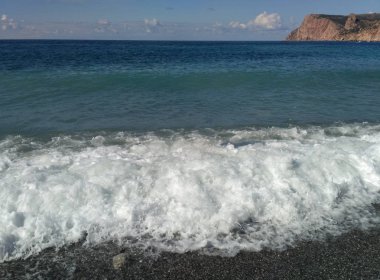 Kayalar ve taşlar sahilde denize sıfır sahil şeridi. Karadeniz. Crimea
