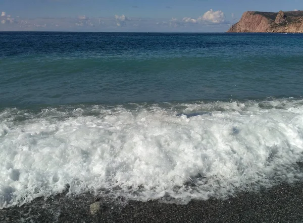 Tengerpart, tenger, sziklák és kövek a tengerparton. Fekete-tenger. Crimea — Stock Fotó