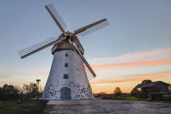 Hagyományos holland régi szélmalom, Lettország. — Stock Fotó