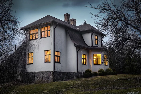 Romantik ev penceresinde bir ışıkla. Yaz aylarında gece manzarası