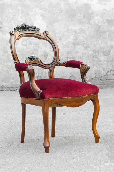 Vintage sedia in mogano isolato — Foto Stock