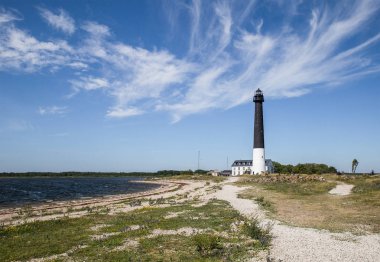 Kayalar ve Sorve deniz feneri Saaremaa, Estonya için önde gelen bir sarma yol