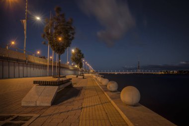 Riga'da ışıklı Riverside'da gece görünümü