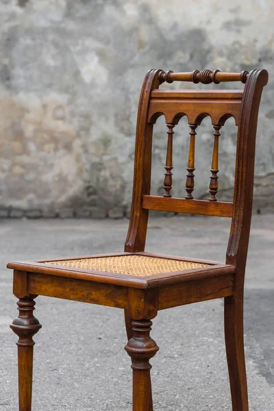 Vintage Oak starožitné židle s Rattan popruhu — Stock fotografie
