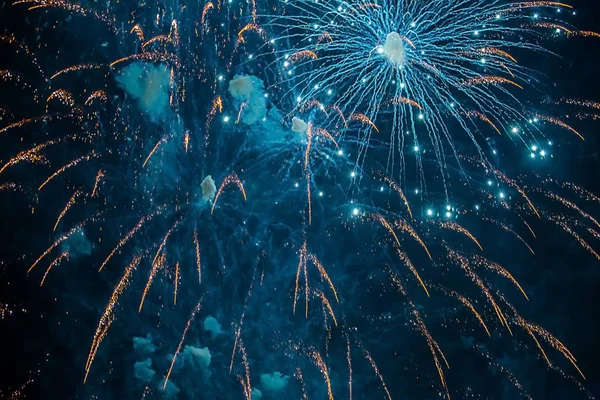 Havai fişekler göz kamaştırıcı bir şekilde gökyüzünü aydınlatıyor.