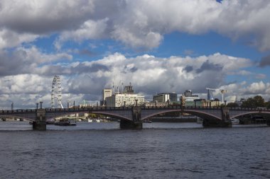 Thames Nehri üzerinde güzel bir bulutlu gün görülen Londra manzarası