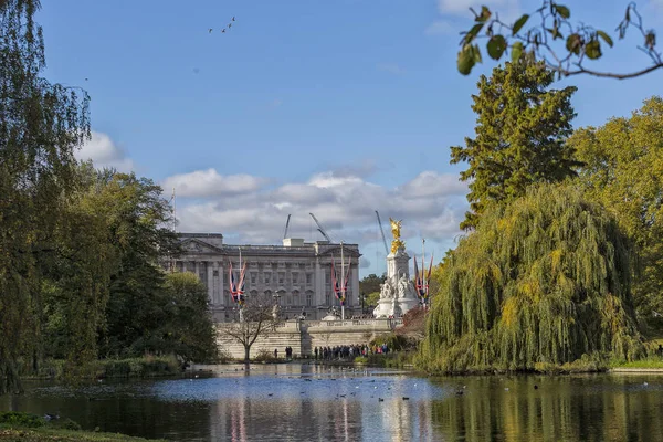 Buckingham Palace St. James Park Londra'da görüldü