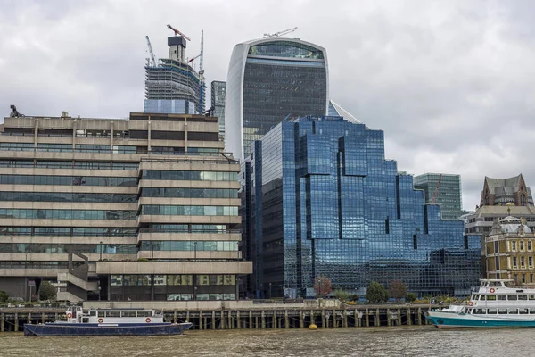 Skyline di Londra visto dal Tamigi in una bella giornata nuvolosa — Foto Stock