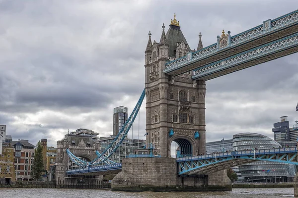 Tower Bridge à Londres par une belle journée nuageuse , — Photo
