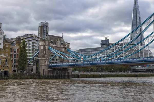 Tower Bridge en Londres en un hermoso día nublado , — Foto de Stock