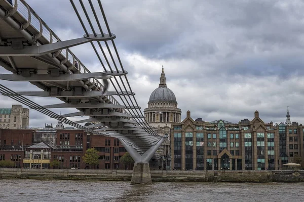 Millennium Bridge over river Thames, Londres, Royaume-Uni — Photo