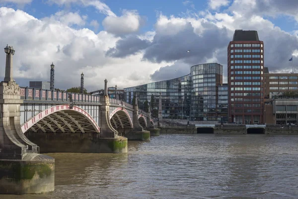 El horizonte de Londres visto desde el río Támesis en un hermoso día nublado — Foto de Stock