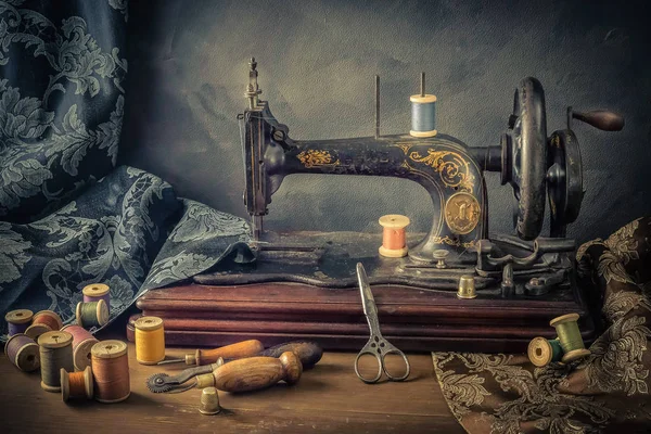 Makas ve bez ile Vintage elektrik demir