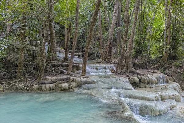 Derin tropikal yağmur ormanları, Erawan basamaklı şelale akan ile turkuaz manzara su jangle. Park Kanchanaburi, Tayland