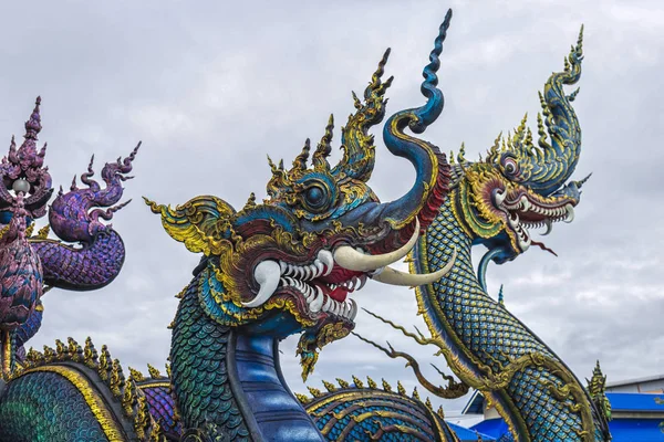 Güzel mavi naga sculptureat genel tapınağın Wat Rong Sua on