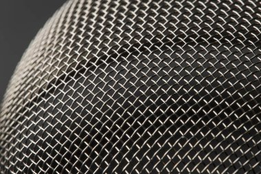 Metal bir yüzeye delikli, endüstriyel zemin üzerine siyah