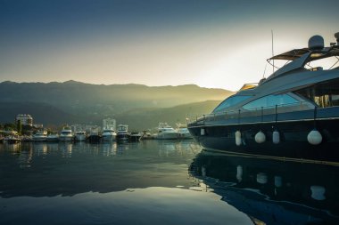 Demirli motorlu teknelerile Liman ve marina manzarası