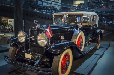 Riga, Letonya-Şubat 18, 2019:1930 Cadillac Riga Motor Müzesi'nde